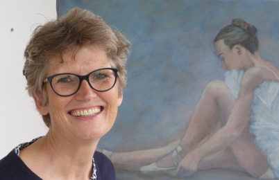 Dorte H. Aagaard foran et af sine malerier