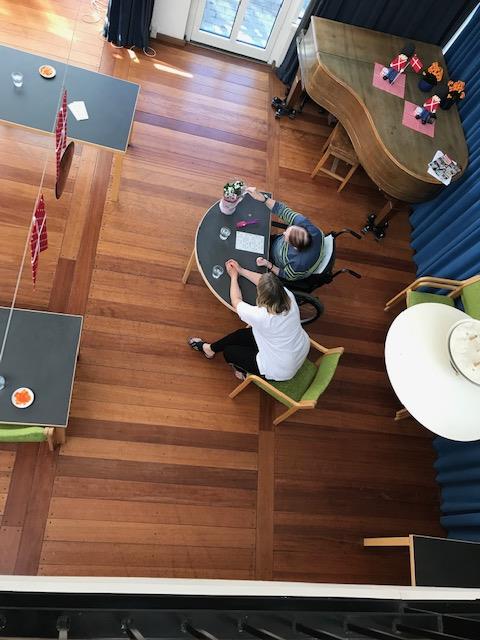 Bankospil i coronatid med afstand mellem beboere og personale, cafeen Tolleruphøj Bankospil i coronatid med afstand mellem beboere og personale, cafeen Tolleruphøj