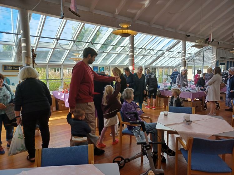 beboere og gæster til markedsdag på Tolleruphøj