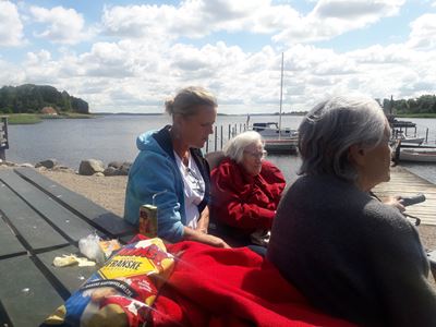 beboere og personale nyder fjorden med både og en lille snack
