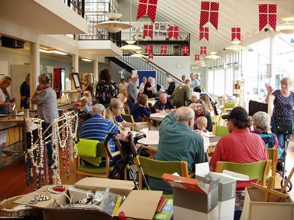 markedsboder, gæster og medarbejdere i cafeen på Tolleruphøj
