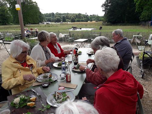 beboere og personale spiser udendørs frokost i Knuthenborg Safaripark