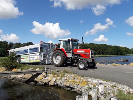 beboere med traktor-trukken vogn på sigthseeing i Fjordlandet