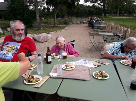 beboere spiser frokost i knuthenborg safaripark