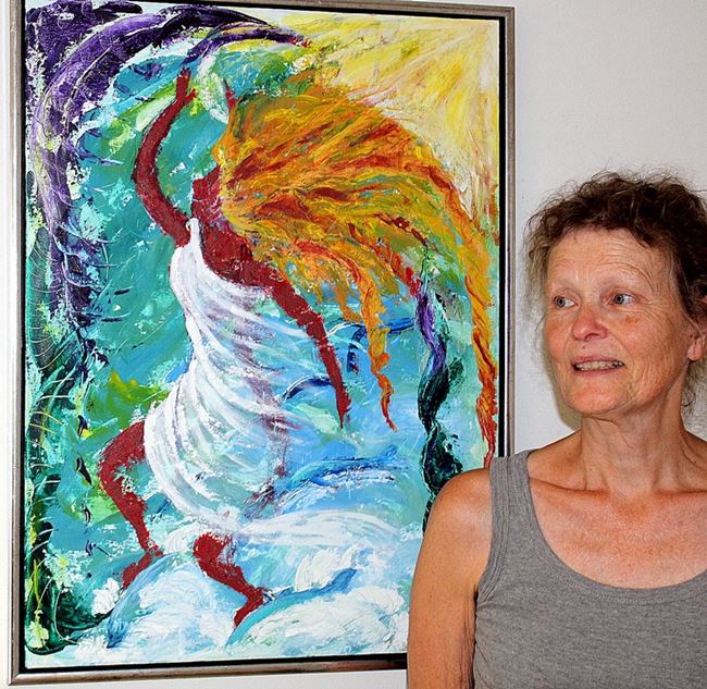 Irene Nielsen ved et af sine billeder 