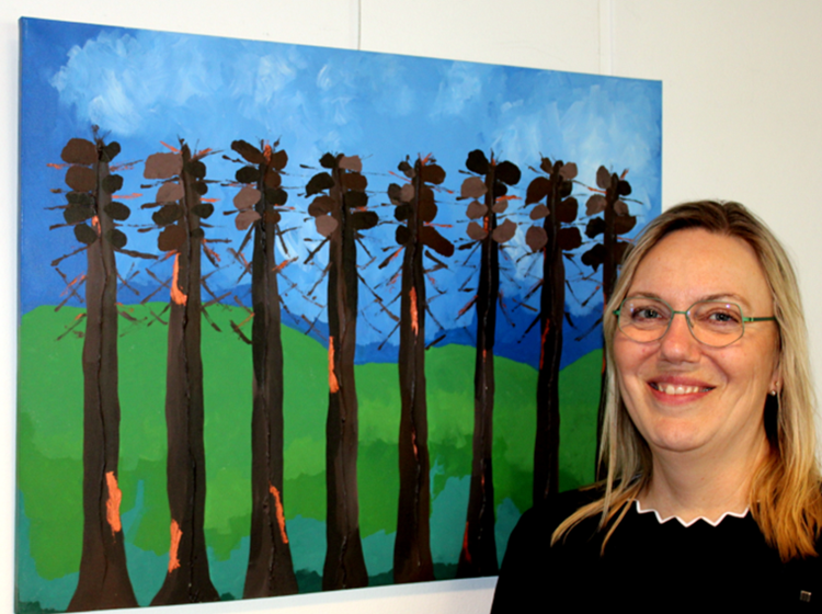 Susanne Bettina Jørgensen står ved et af sine værker med træer