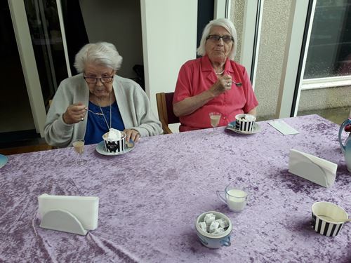 to beboere spiser is og drikker kaffe i hallen på Tolleruphøj