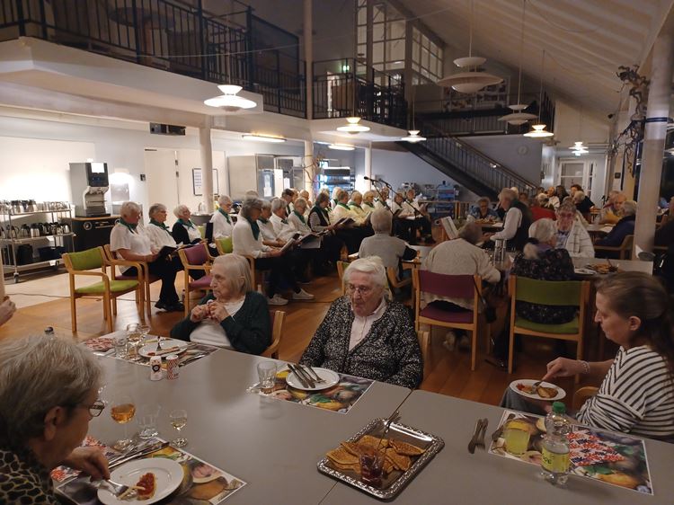 Lundebjerggård koret underholder og beboerne spiser i cafeen på Tolleruphøj