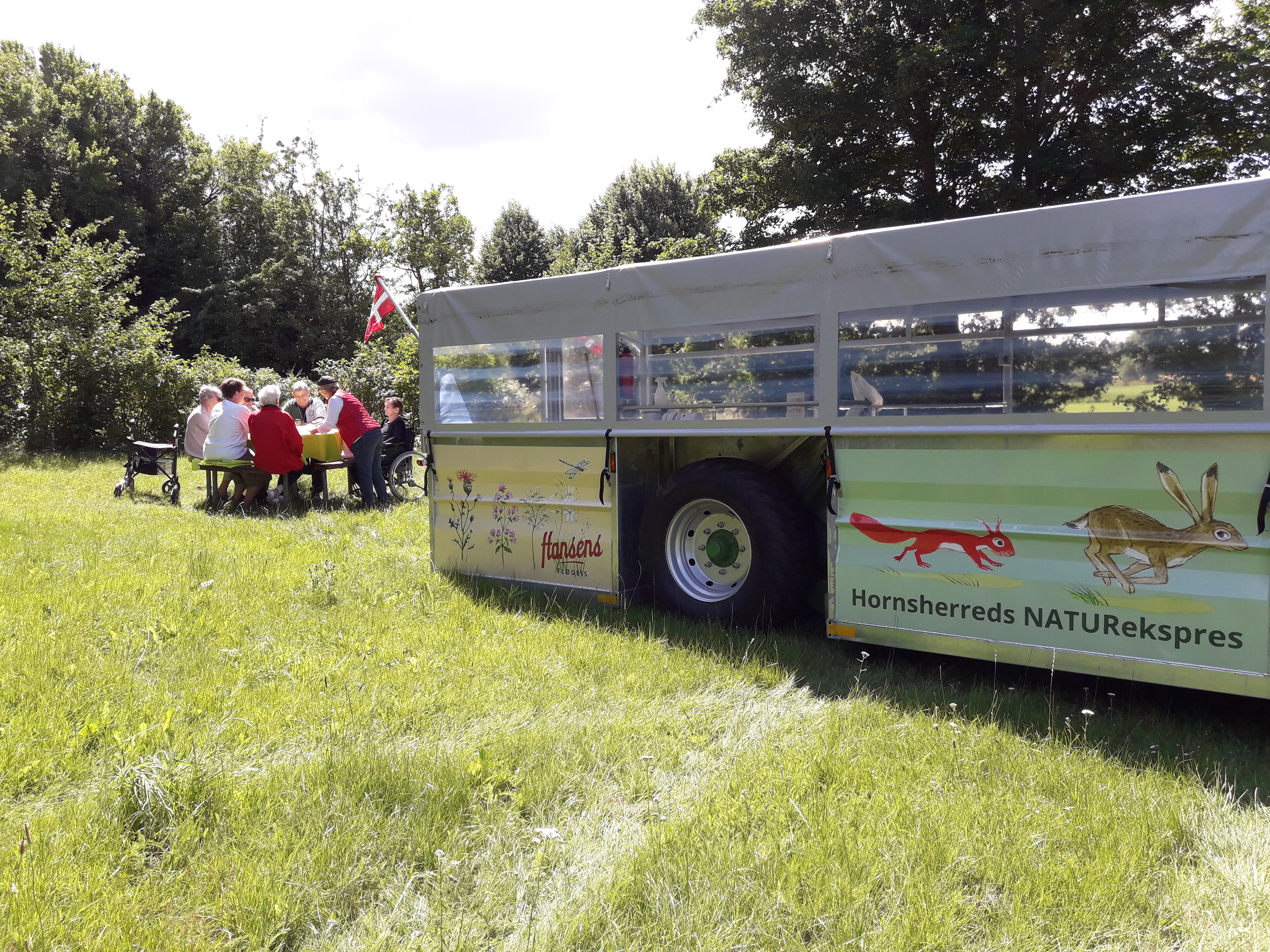 Beboere og personalet nyder frokosten i fint vejr på sigthseeing i Fjordlandet Beboere og personale i fint vej nyder frokosten på sigthseeing i Fjordlandet