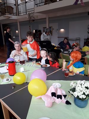 beboere, børn og frivillige til fastelavnsfest i cafeen 