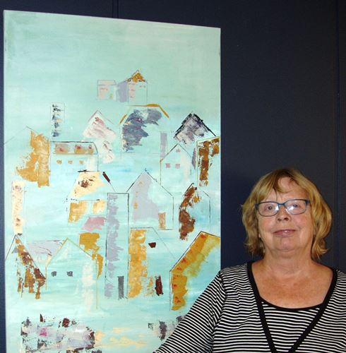 Karen Duvaa, kunstner ved et at sine malerier, abstrakt kunst med huse