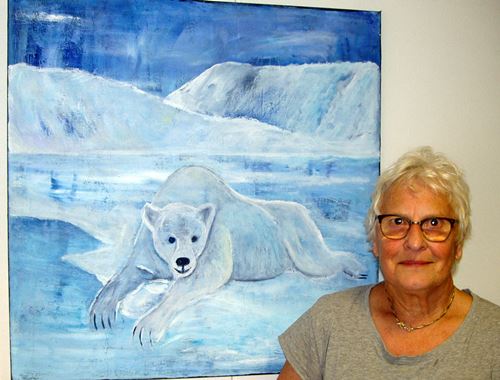 Inger Hvalsø, kunstner ved et af sine malerier - her isbjørn
