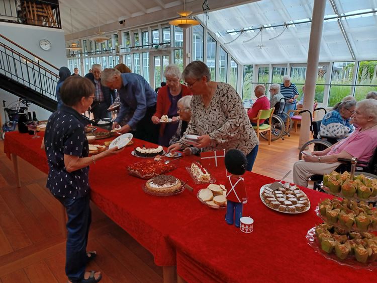 beboere, personale ved sønderjysk kagebord i cafeen på Tolleruphøjs 57-års fødselsdag