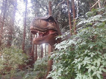 uhyggelig dinosaur i skoven ved Knuthenborg