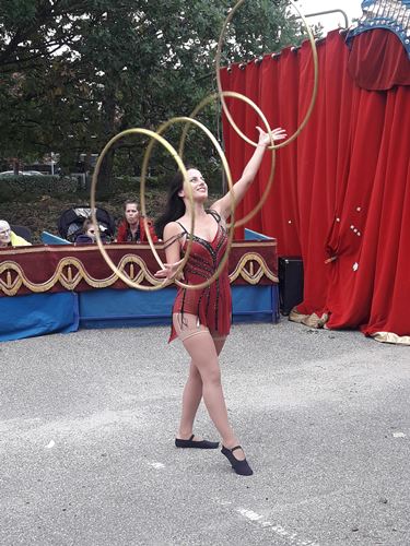 Cirkusartist jonglerer med hulahopringe