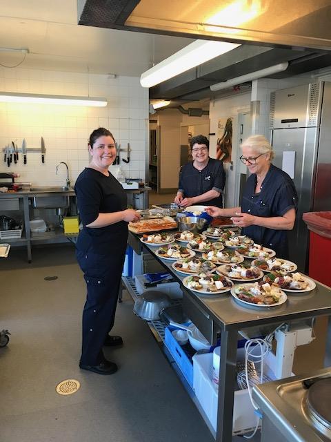 Køkkenpersonalet forbereder påskefrokost  køkkenpersonalet forbereder påskefrokost for beboerne, anrettet som platte pga. coronakrisen