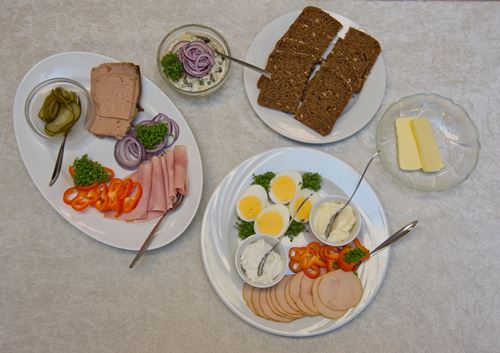 Frokost: rugbrød, pålæg, æg, smør