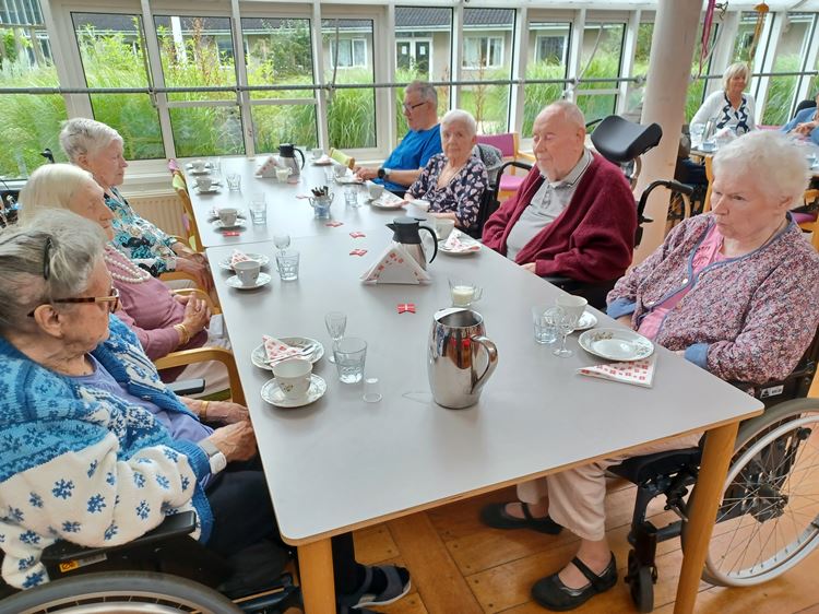 beboere i cafeen fejrer Tolleruphøjs 57-års fødselsdag
