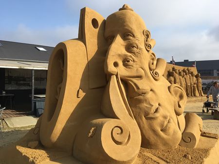 en af de flotte sandskulpturer i Hundested - Kærlighedens bølgegang