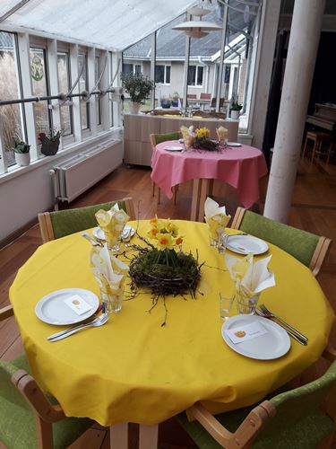påskepyntede borde med blomsterdekorationer og pynt i cafeen
