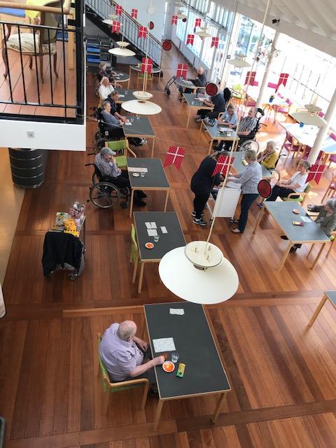 Bankospil i coronatid med afstand mellem beboere og personale, cafeen Tolleruphøj Bankospil i coronatid med afstand mellem beboere og personale, cafeen Tolleruphøj