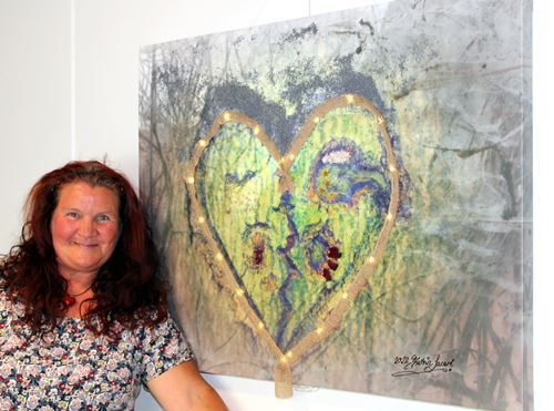 Kunstner Katrin LaCart ved et af sine værker: grønt hjerte