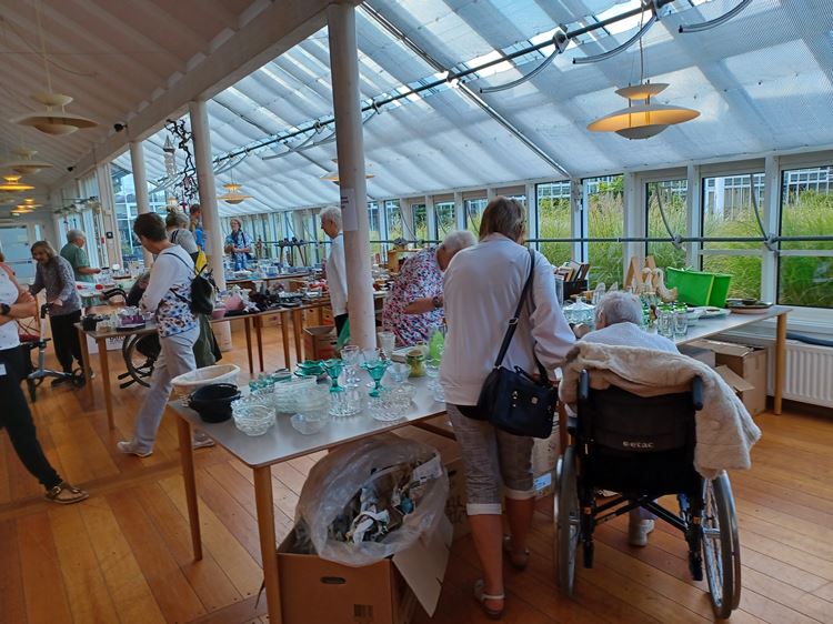 markedsboder, gæster og medarbejdere i cafeen på Tolleruphøj