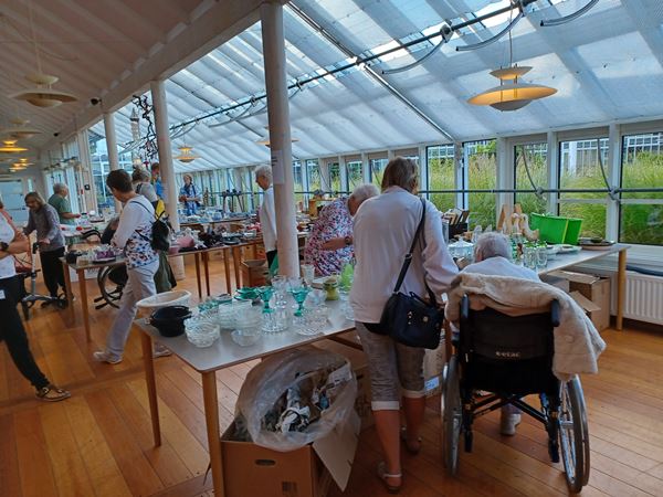 markedsboder, gæster og medarbejdere i cafeen på Tolleruphøj markedsboder, gæster og medarbejdere i cafeen på Tolleruphøj