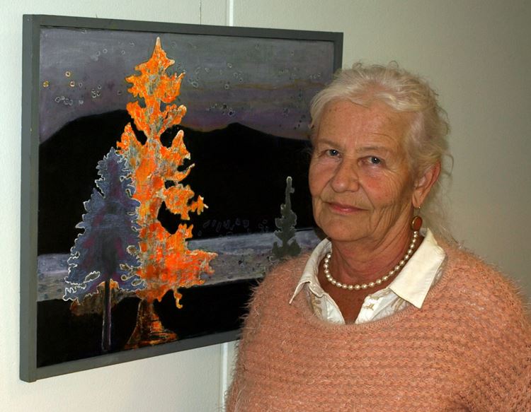 Kunstner Marianne Thysgaard ved et af sine udstillede værker på Tolleruphøj