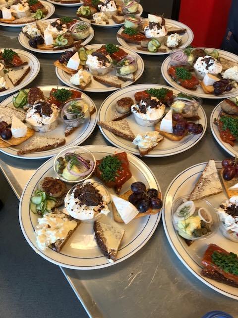 påskeplatter klar til servering lækre påskeplatter klar til servering i beboernes boliger pga. coronakrisen