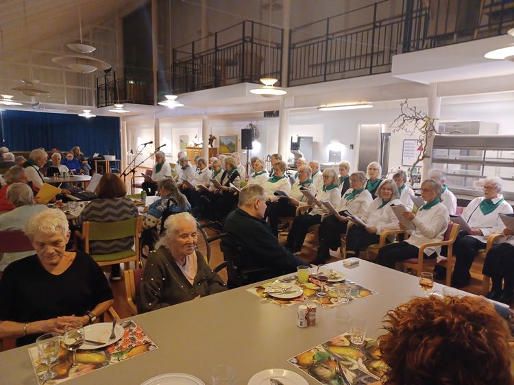 Lundebjerggård koret underholder i cafeen på Tolleruphøj