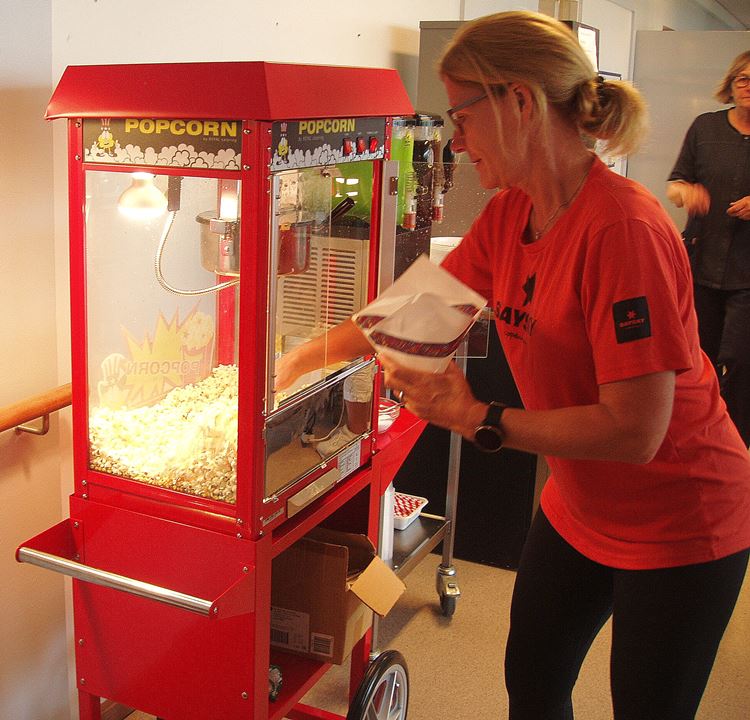 medarbejder ved popcorn maskinen