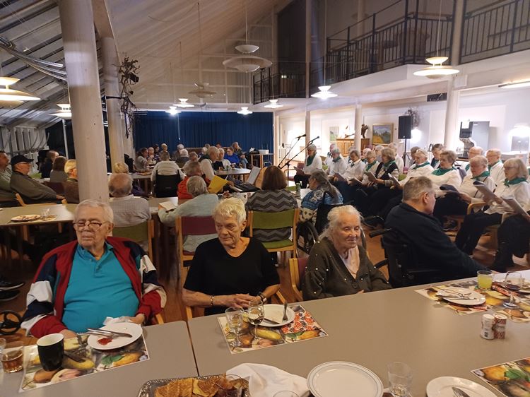 Beboere spiser gule ærter og Lundebj.gård koret underholder