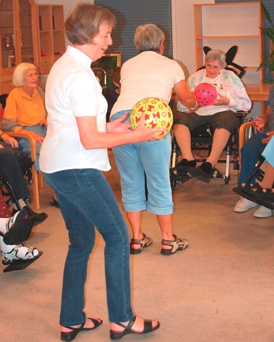 frivillige og beboere bruger bolde til musik og bevægelse